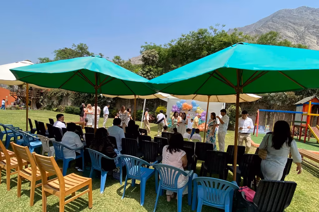 Celebración familiar al aire libre en Huertalejandro, Cieneguilla