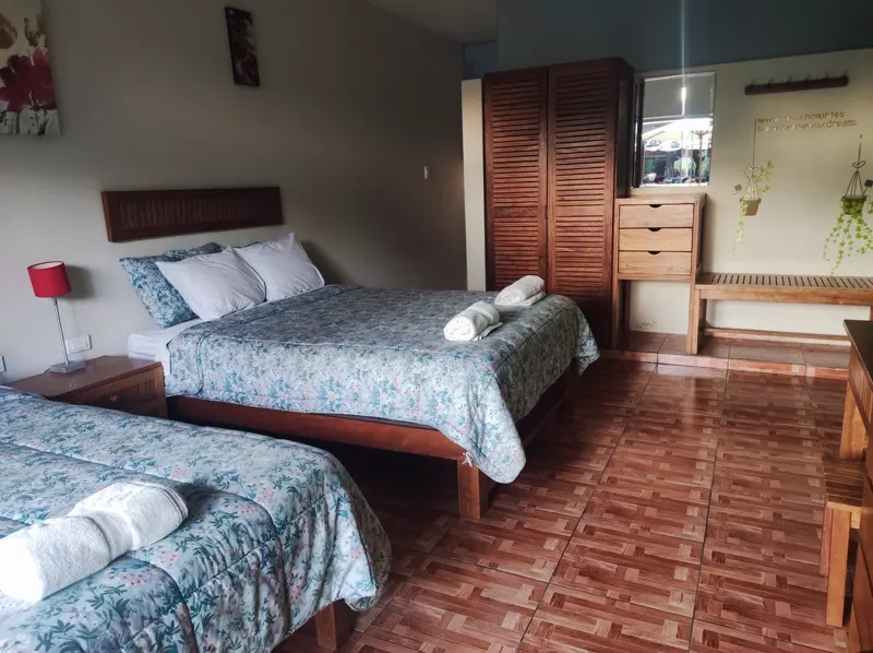 Habitación Doble en primer piso de Huertalejandro Cieneguilla equipada con cama Queen y cama de plaza y media