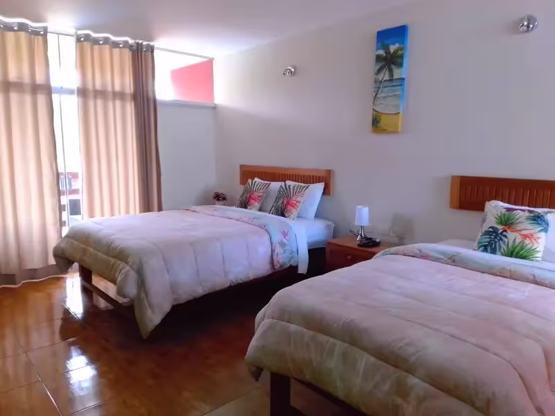 Habitación Doble con terraza y hamaca en segundo piso de Huertalejandro Cieneguilla equipada con cama Queen y cama de plaza y media