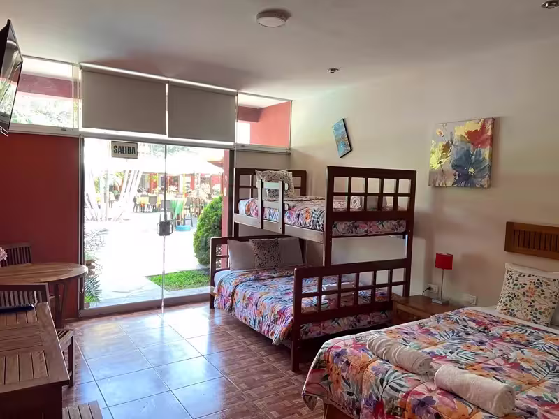 Habitación Familiar en primer piso de Huertalejandro Cieneguilla con camarote y cama de 2 plazas