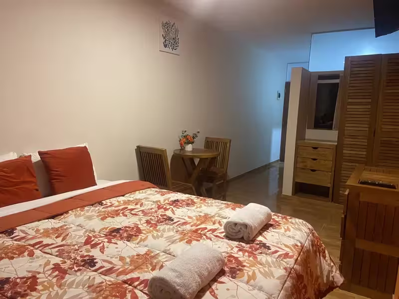 Habitación Matrimonial Junior en segundo piso con terracita de Huertalejandro Cieneguilla equipada con cama Queen